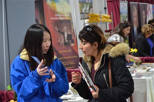 '图1~5:二零一八年三月十六日至十九日,多伦多的部份法轮功学员应邀参加了位于列治文山绿地公园(Richmond?Green?Park)的诺鲁孜节。图为学员们和民众交谈,传播法轮功真相'