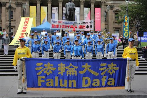 '图1:墨尔本法轮功学员在市中心州立图书馆前举办集会,庆祝三亿中国人三退'