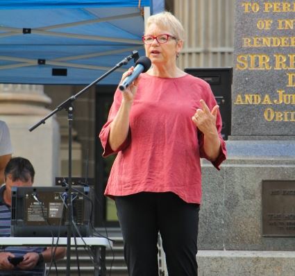 '图5:澳洲联邦参议员珍妮特·莱斯(Janet Rice)在声援三退的集会上发言。'
