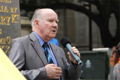 '图6:澳洲前公民委员会主席韦斯特摩(Peter Westmore)对三退勇士表示敬意。'