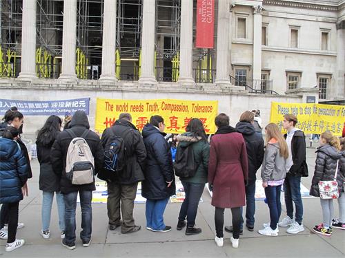 '图1~4:英国法轮功学员在伦敦特拉法加广场(鸽子广场)展示法轮功功法、讲真相和征签反迫害,庆祝三亿中国人退出中共'