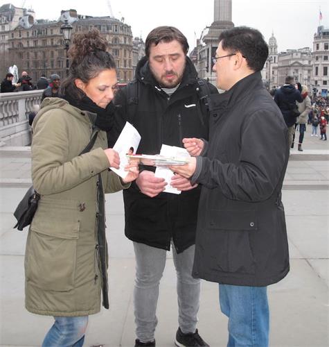 '图5~8:庆祝三亿中国人三退活动吸引民众驻足观看、了解真相并签名反迫害'