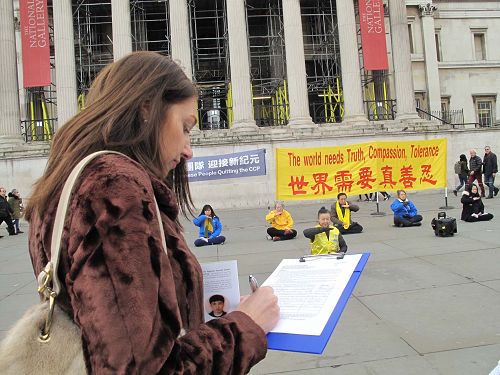 图4: 二零一八年三月二十四日,在伦敦特拉法加广场(鸽子广场),客户服务经理吉尔?托内(Jill Thorne)女士在庆祝三亿中国人退出中共活动现场签名反迫害。