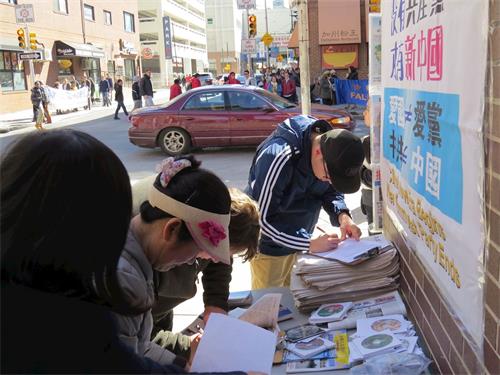 '图2~3:当地居民与外地游客在制止活摘的请愿书上签字'