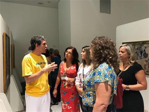 '图1:在大型综合商场Raposo的美展吸引了大量民众,美展将在此展出两个半月'