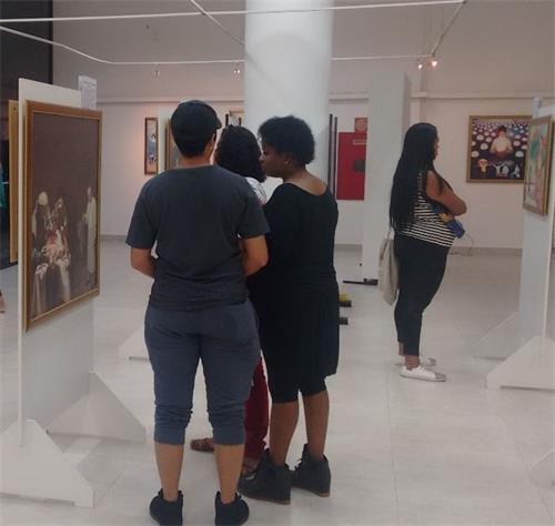 '图2:巴西利亚政府综合服务处的美展'