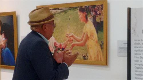 '图4:自由撰稿人Fabiano被每幅画深深感动'