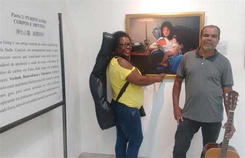 '图6:Manoel 和 Rosangela 夫妇俩开心观看画展并留影纪念'