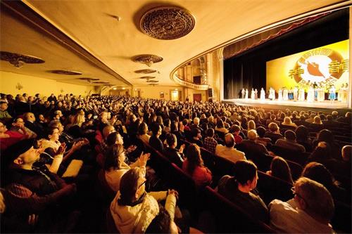 '图4:随后,神韵北美艺术团移师美国康州斯坦福市(Stamford)于三月一日至四日在派雷斯剧院的六场演出,场场演出票售罄。图为三月四日演出大爆满盛况。'