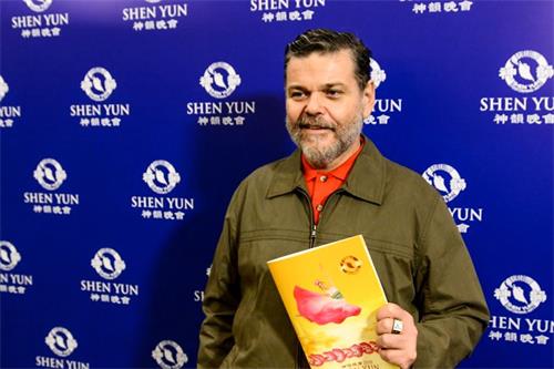 '图9:阿根廷知名演员阿尔弗雷多·凯斯罗(Alfredo Casero)观赏了三月二日晚在布宜诺斯艾利斯Opera剧院的神韵演出。他说:“每一个节目都让我着迷,我觉得,这是最关键的,因为从第一个节目到最后一个节目,跟随节目和剧情的跌宕起伏,心智顿开。”'