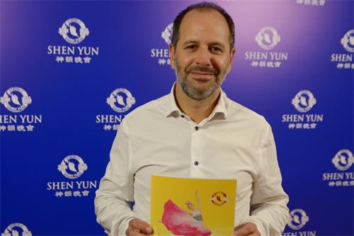 '图11:阿根廷文化与创意部副部长安德烈斯·格里博尼考(Andres Gribnicow)于三月一日在布宜诺斯艾利斯Opera剧院观看了神韵演出。'