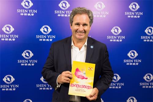 '图12:阿根廷财政部幕僚长Pablo Quirno于三月一日在布宜诺斯艾利斯Opera剧院观看了神韵演出。'