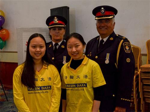 '图5:阿伦斯警官(Ahrenas,左二)表示,法轮功学员多年来积极参与社区活动给她留下了很深的印象。'