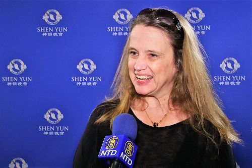 图8:资深电影制片人贾克琳·苏里(Jaclyn Ann Suri)观赏了南加州柯斯塔梅莎的橙县表演艺术中心四月六日晚的神韵演出,他盛赞神韵。