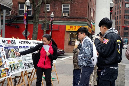 退党义工(右)向市民讲真相反迫害。