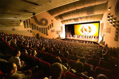 '图4:四月十一日晚间,神韵艺术团在韩国光州文化艺术会馆的第二场演出,吸引光州周边主流精英慕名前来观赏,盛赞神韵“让人感到希望”。'