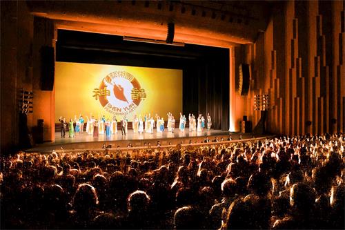 '图5:四月十四日晚间,神韵艺术团在韩国釜山文化会馆的演出爆满。谢幕时,全场观众以热烈掌声感谢神韵艺术家。'