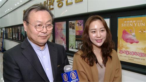 '图10:晚庵周易学研究所所长李鎤,携女儿李般若观看神韵演出,感受到神传文化与艺术内涵。'