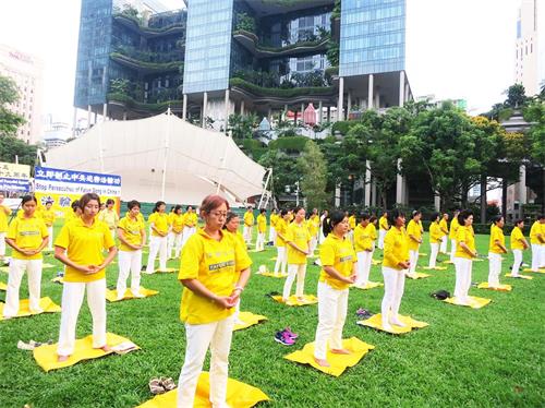 '图2~3:新加坡法轮功学员在芳林公园集体炼功'