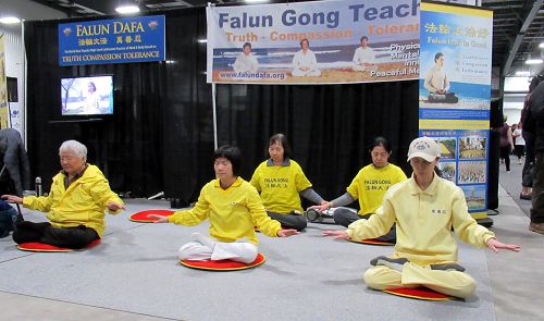 四月二十一日到二十二日,加拿大首都渥太华EY中心举办的身心健康展览上,法轮功学员演示功法。