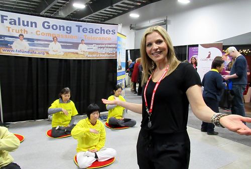 会展的联合发起人莎拉‧罗伯斯(Sarah Roberts)女士接受采访时说,“通过功法展示,法轮功带来的能量场延伸到整个会展。”