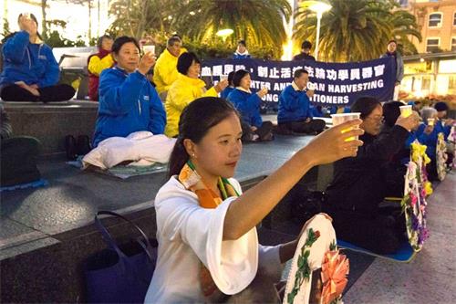 '图12~15:夜幕降临时,法轮功学员以烛光悼念被迫害致死的法轮功学员,呼吁制止迫害。也希望点点烛光,能够唤醒世人的正义良知。'