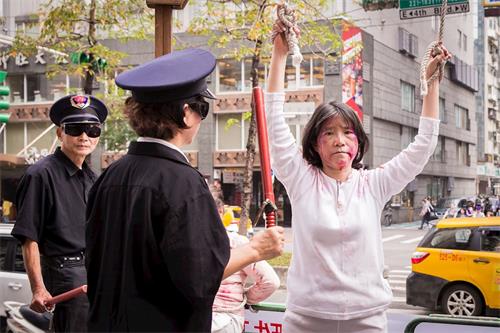 '图10~11:反酷刑展车,揭露中共对法轮功学员的酷刑迫害'