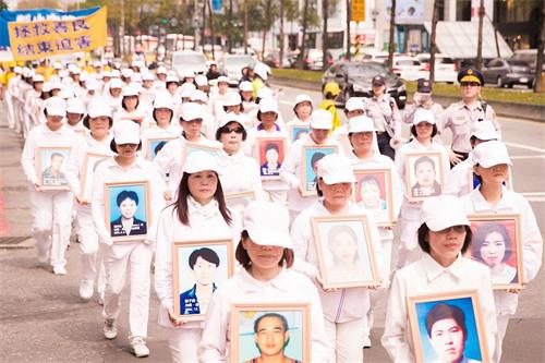 '图12~13:悼念在中国大陆被迫害致死的法轮功学员'