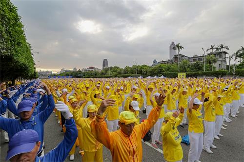 '图1:2018年4月22日下午,五千多名台湾北部地区法轮功学员在凯达格兰大道集体炼功。'