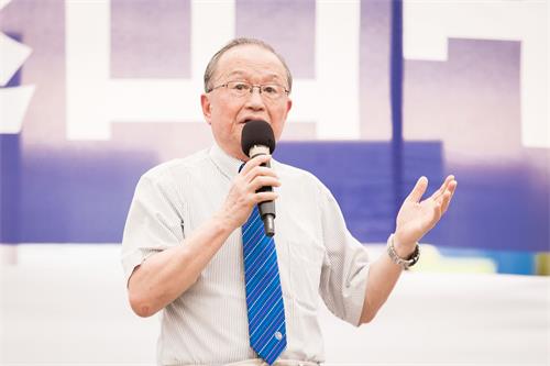 '图2:高为邦表示法轮功学员锲而不舍的坚持,让大家看到了光明的结果。'