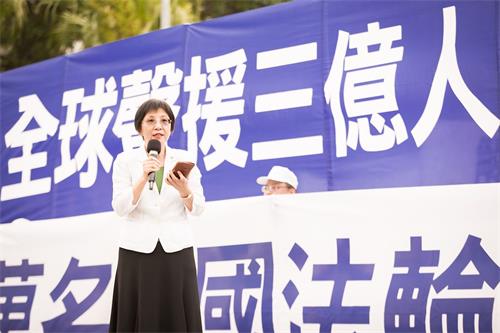 '图2:台湾法轮大法学会理事长张锦华上台发言。'