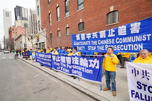 '图1~2:四月二十一日,芝加哥法轮功学员在中领馆外举办集会,纪念“四二五”十九周年。'