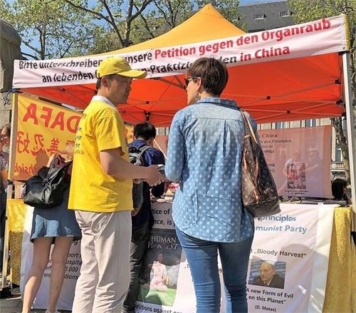 '图2~5:许多民众前来了解真相。'