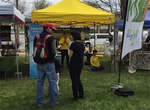 '图1~2:法轮功学员参加圣路易地球日活动,向民众介绍功法'