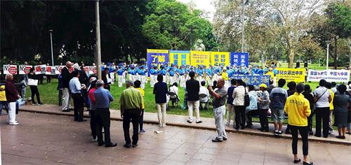 '图1:悉尼各界民众声援三亿人三退集会现场'