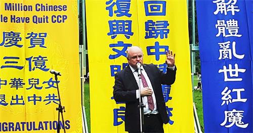 '图4:悉尼西部帕拉马塔市市长威尔逊(Andrew Wilson)在集会上说:“今天我很荣幸能和你们在一起!”'