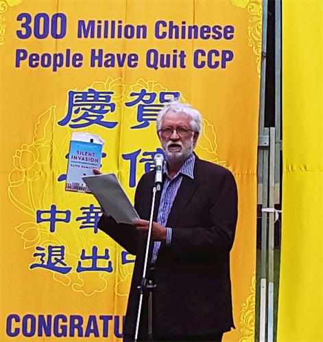 '图6:中国信息网站编辑、人权活动家鲍勃·维尼康博(Bob Vinnicombe)先生赞赏三退勇士的勇气,说:“这(抛弃中共)对中国人来说实际上是一件非常勇敢的事情。”'