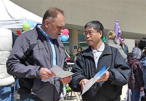 '图3~6:不少民众到展位了解法轮功'