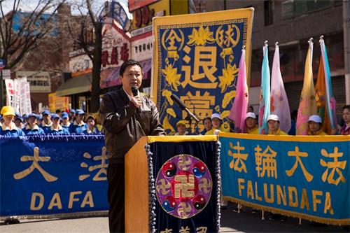 '图8:刘建国在集会上发言'