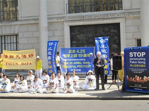 '图1~2:二零一八年四月二十二日上午,英国法轮功学员在伦敦中使馆对面举行新闻发布会,纪念“‘四?二五’万名法轮功学员北京和平上访十九周年”'