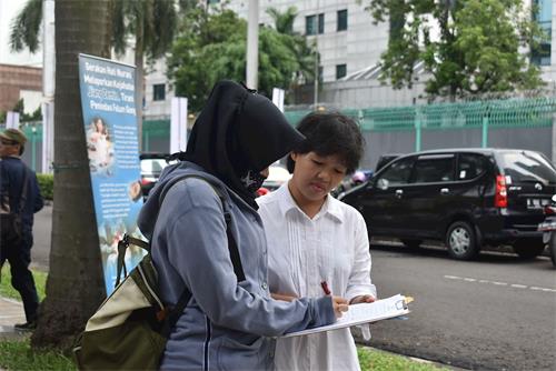 '图1~3:雅加达法轮功学员在中共大使馆前举办纪念四二五的活动'