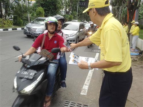 '图4~5:法轮功学员在印尼泗水市中领馆前讲真相活动'