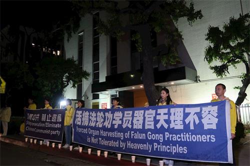 '图6~7:法轮功学员呼吁停止迫害'