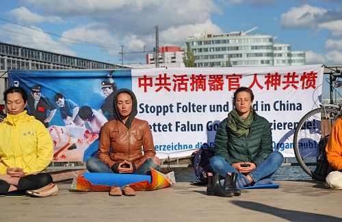图8:茹雅(Rulja ,右)和吉尔斯(Jyils,左)坐在学员中间,体会内心平和的力量。