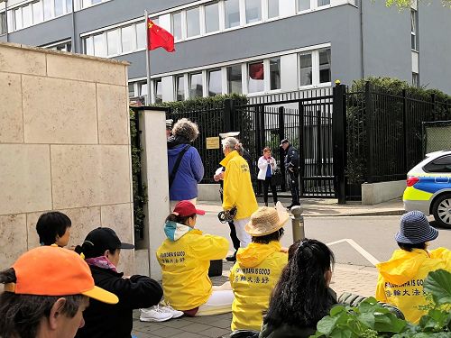 图1~3:法轮功学员在中领馆前举办活动,纪念“四二五”。