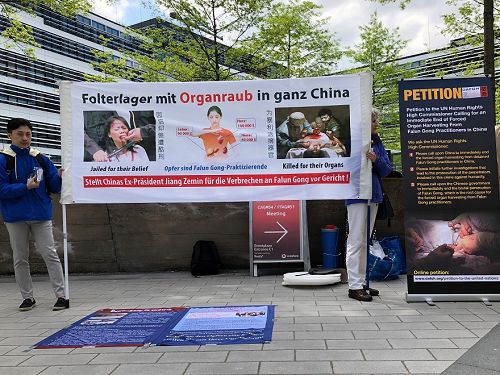 图5:法轮功学员在沃达丰中心搭起真相点。