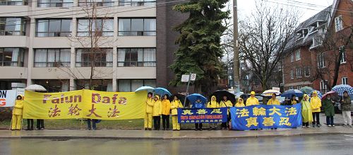 图1~6:二零一八年四月二十五日,多伦多法轮功学员在中领馆前举行一系列的纪念“四二五”活动。