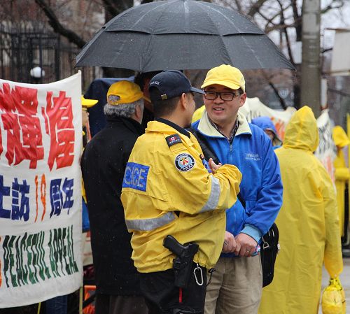 图8: 警察赞法轮功是非常和平善良的团体,图为现场警察(左)和学员交谈。