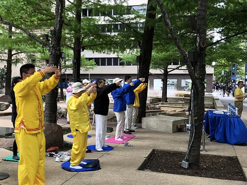 在飞马广场集体炼功,纪念一九九九年四二五法轮功学员和平上访十九周年