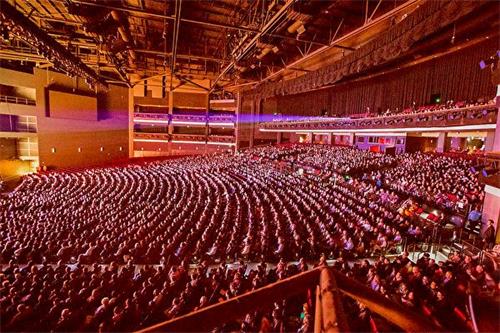 '图2:二零一八年四月十四和十五日,连续两天,神韵世界艺术团在洛杉矶市、能容纳五千多人的微软剧院上演的四场演出,倾倒现场一万六千多观众。图为十五日演出的现场盛况。'